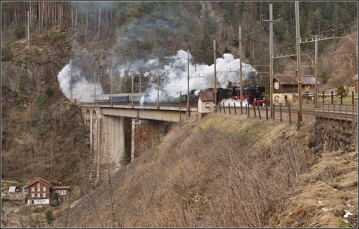 01 202 und 01 1066 auf der Ch�rstelenbachbr�cke bei ihrer Gotthardabschiedsfahrt. M�rz 2015.