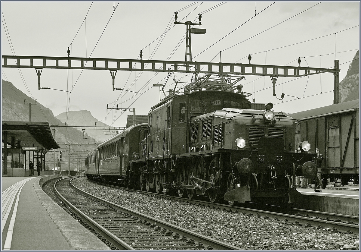 100 Jahre Krokodil. Die 100 jährige SBB Historic Ce 6/8 II 14253 (91 85 4601 253-8) steht mit ihren zehn Wagen in Erstfeld nun auf Gleis 1 und wartet auf die beiden Vorspannloks bevor es über den Gotthard nach Bellinzona geht. 

19. Oktober 2019