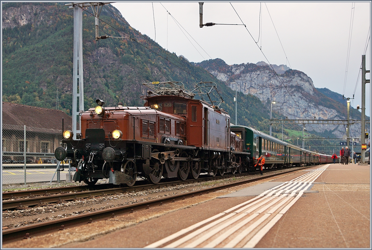 100 Jahre Krokodil. Die 100 jährige SBB Historic Ce 6/8 II 14253 (91 85 4601 253-8) steht mit ihren zehn Wagen in Erstfeld in Erwartung der grossen Fahrt über den Gotthard nach Bellinzona. Obwohl mehr in der Maschine steckt, als man ihre ansieht, denn es ist eigentlich eine Be 6/8 II, werden ihre für die Geburtstagsfahrt zwei weitere Krokodile beigestellt.

19. Oktober 2019