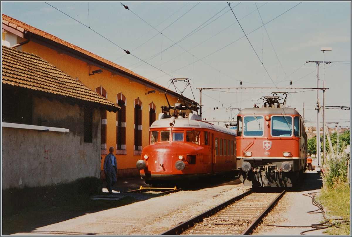 150 Jahre Schweizer Eisenbahn: Zum Jubiläum wurde nicht nur gedampft, denn von den 150 Jahren Schweizer Eisenbahn entfiel doch schon ein beträchtlicher Teil auf die elektrisch Betriebsführung. Links im Bild der SBB RABe 4/8 1051  Churchill -Pfeil und rechts die auf ihren nächsten Schnellzugseinsatz nach Biel oder Basel wartende SBB Re 4/4 II 11254.

Analog Bild vom Sommer 1997