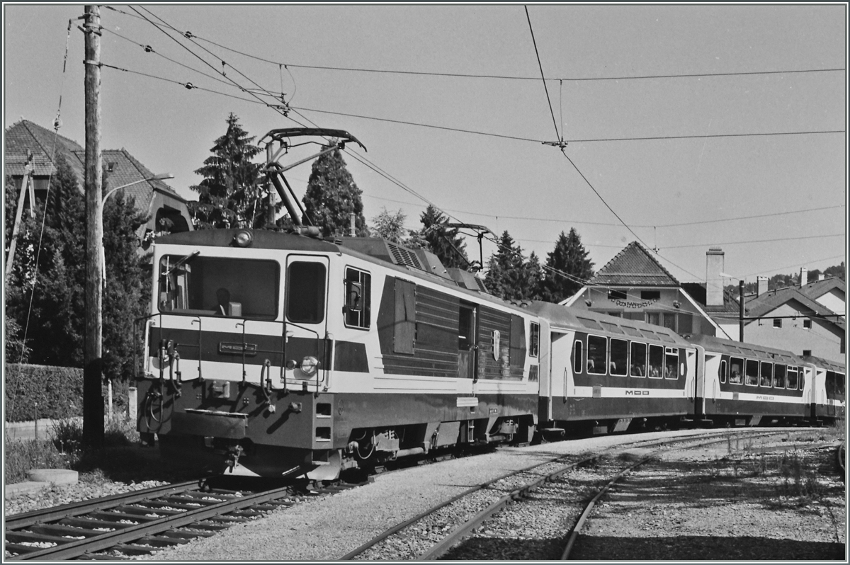 40 Jahre MOB Panoramic Express: Vor gut vierzig Jahren  erfand  die MOB die Panorama-Wagen, welche seitehr bei auch bei weitern Bahnen mit Erfolg eine erweiterten Ausblick bescheren. Eine für Sa/So 21/22. Mai 2016 in Gstaad stattfindende Ausstellung zu diesem Thema veranlasste mich etwas im Archiv zu stöbern, wobei der Fundus eher gering ausfiel.

GDe 4/4 mit einem Panoramic Express bei Fontanivent.
August 1985  