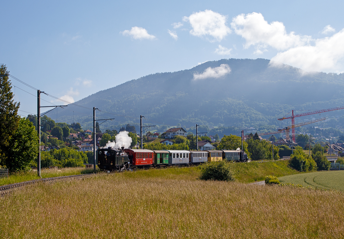 
50 Jahre BC - MEGA STEAM FESTIVAL der Museumsbahn Blonay–Chamby:
Die beiden HG 3/4 Schwestern, vorne die B.F.D. 3 und am Zugende F.O. 4 mit Riviera Belle Epoque Zug Chamby- Blonay-Vevey fahren am 20.05.2018 bei Château d'Hauteville in Richtung Vevey hinab.
