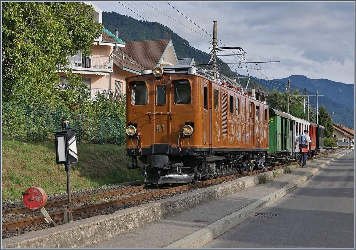 50 Jahre Blonay Chamby - MEGA BERNINA FESTIVAL: Die Blonay-Chamby Bahn BB Ge 4/4 81, von Chaulin gekommen im Einfahrbereich des Bahnhofs von Blonay.
9. Sept. 2018