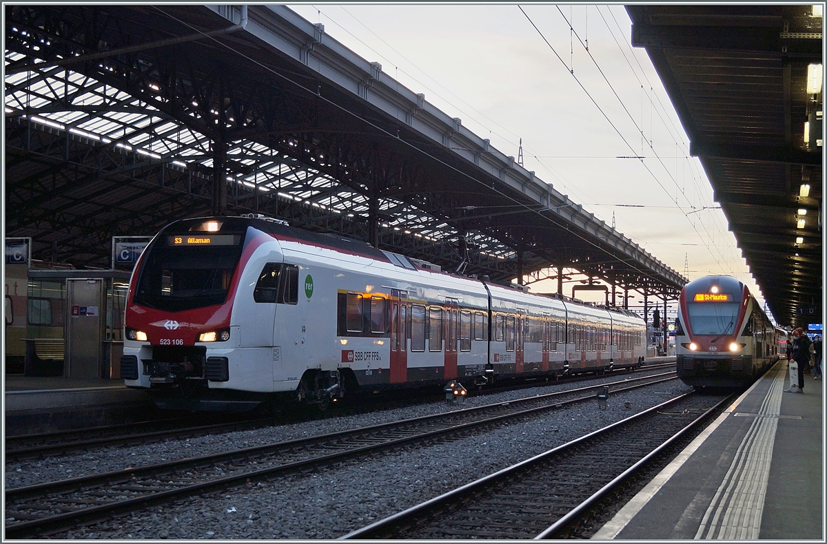 Abendstimmung in Lausanne: Während auf Gleis 1 ein SBB Kiss einfährt, steht auf Gleis 3 der neuen Flirt3 RABe 523 109. 

20. Februar 2021
