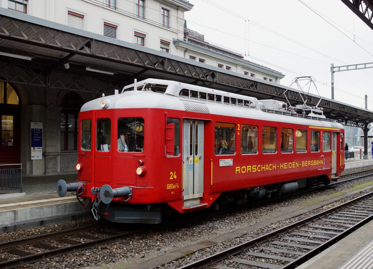 AB/RHB: Zug nach Rorschach Hafen mit dem ABDeh 2/4 24 in Rorschach Bahnhof am 31. Dezember 2015
Foto: Walter Ruetsch