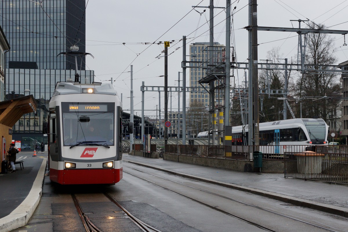 AB/SBB: Zusammentreffen in St. Gallen am 31. Dezember 2015 zwischen der S 21 nach Trogen mit dem Be 4/4 33 und der S 8 nach Schaffhausen.
Foto: Walter Ruetsch