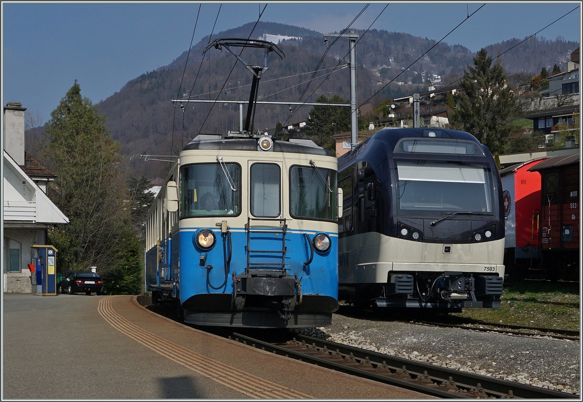 Alte und neue Gesichter bei der MOB: ein ABDe 8/8 (Serie 4000) h�lt mit seinem Regionalzug 2224 von Montreux nach Zweisimmen kurz in Fontanivent, daneben steht der MVR SURF (S�rie Unifi�e Romande pour R�seau Ferr� m�trique) ABDe 4/8 7503. 13. M�rz 2016