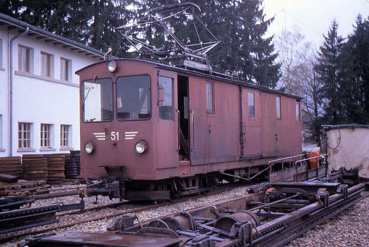 Alte Triebfahrzeuge in Langenthal (Oberaargau - Jura - Bahn OJB): De4/4 51 von Ringhoffer / Alioth aus dem Jahr 1908 mit Holzkasten (und einseitig neuem F�hrerstand); 180 PS. Bis 1968 im G�terdienst. 26.April 1970. 