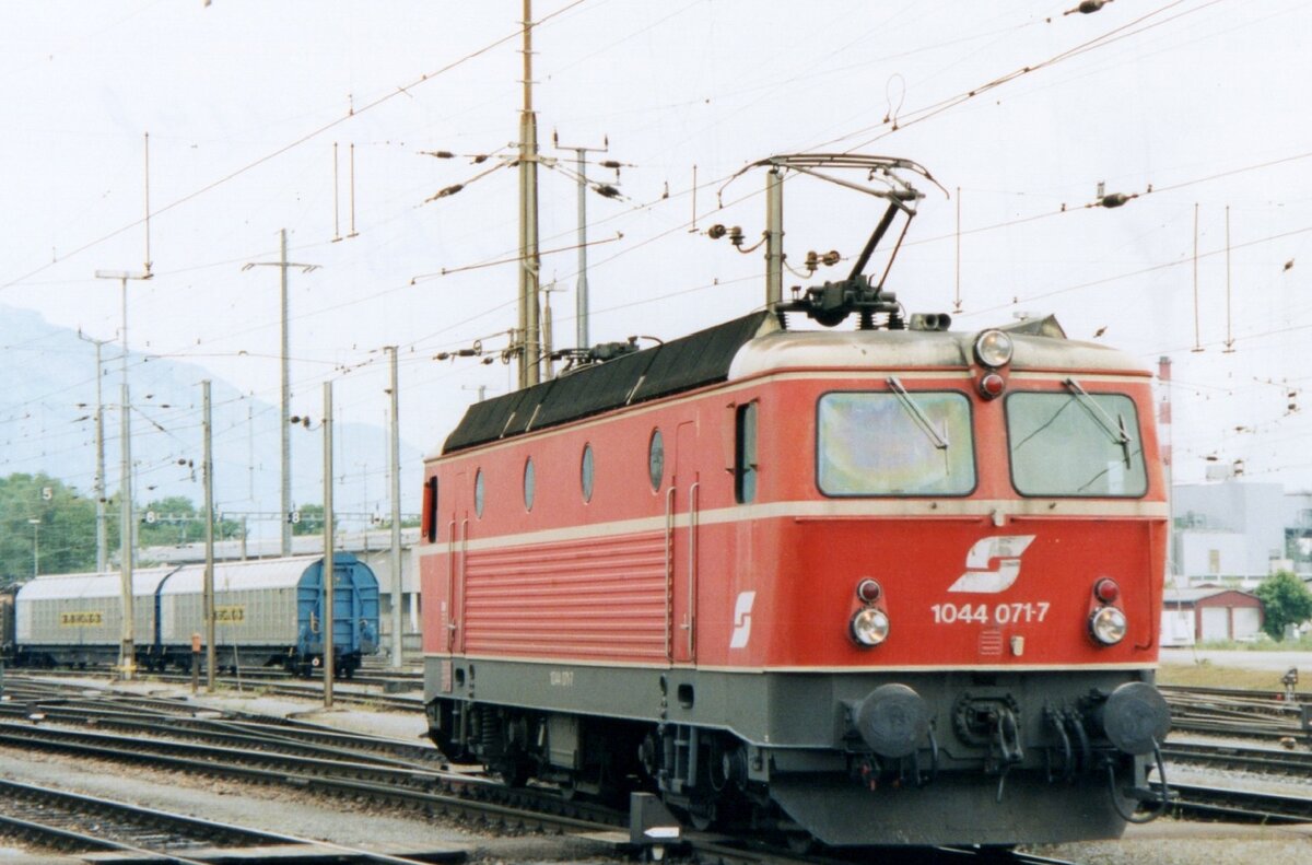 Am 18 Juni 2001 lauft ÖBB 1044 071 um in Buchs SG.