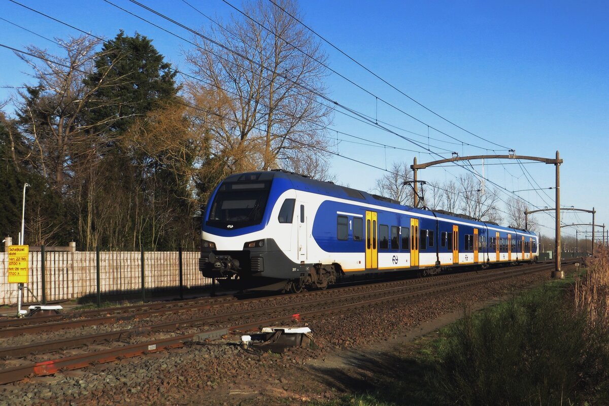 Am 2 Dezember 2021 für NS 2517 noch mit blauw Kabinenfláche herum und wurde den Tag bei Hulten fotografiert.