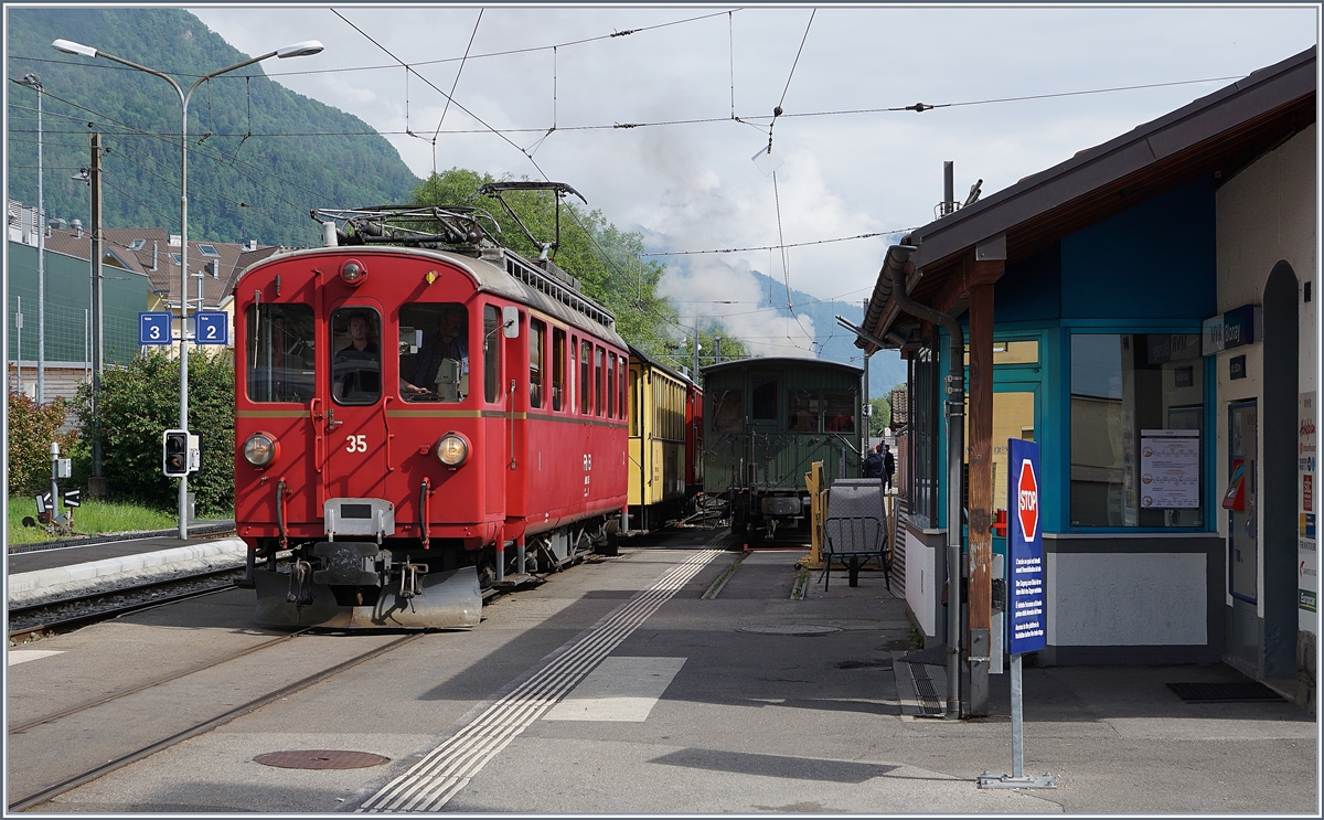 Am Abend des 5 Juni macht sich der RhB ABe 4/4 35 in Blonay mit dem letzten B-C Zug des eindrücklichen Pfingsfestivals 2017 auf den Weg nach Vevey.
5.6.2017