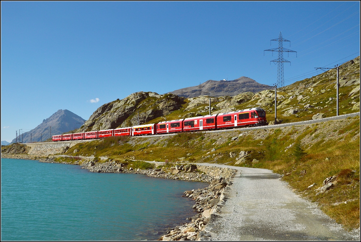 Am Lago Bianco entlang fährt Allegra ABe 8/12 3515  Alois Carigiet  mit dem Regionalzug. Bernina, August 2015.
