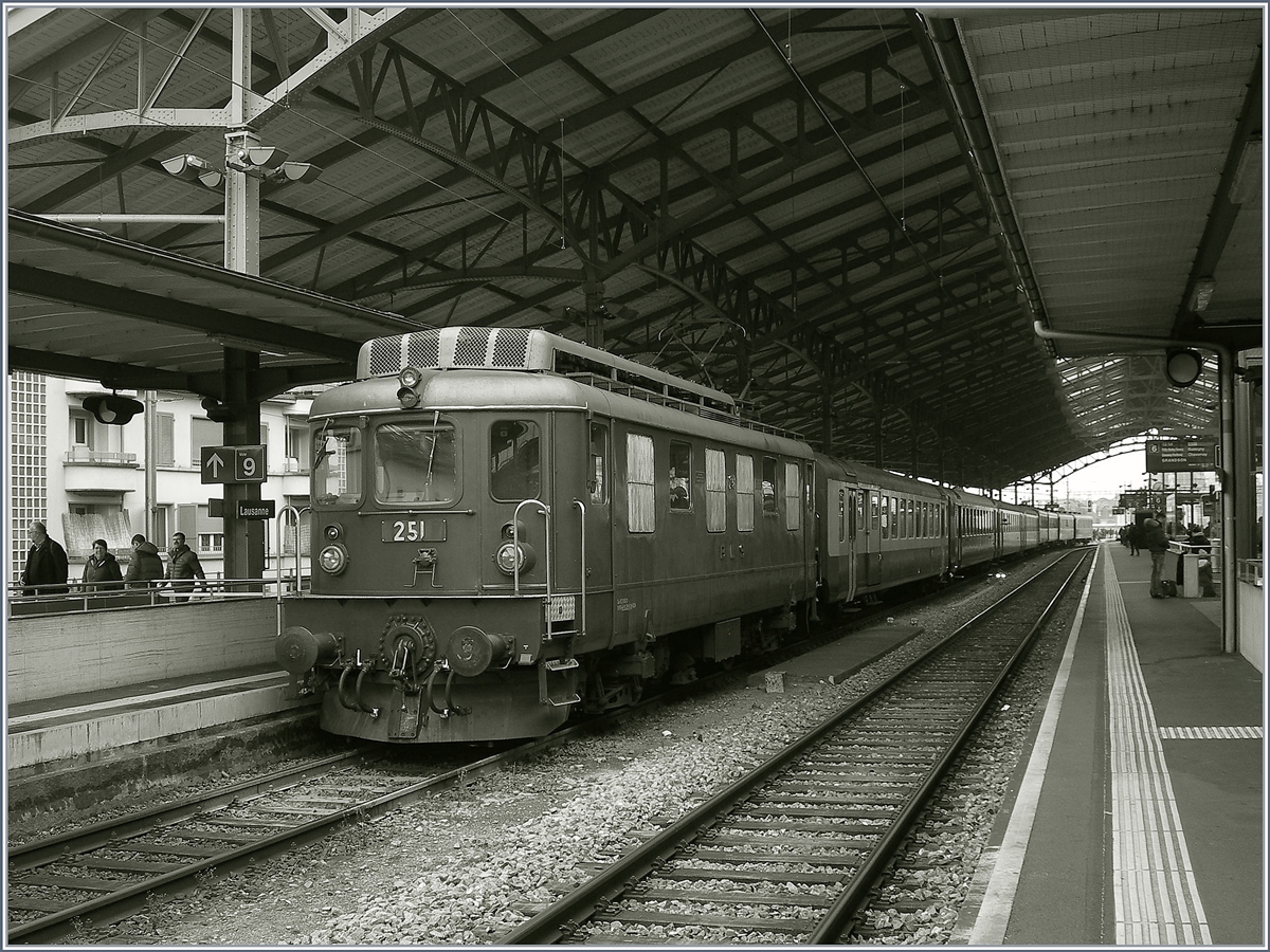Am Schluss des  Dampfzuges  welch wundervolle Überraschung, war hinter passenden Wagen, unter anderem des Vereins  Extrazug ch , die BLS Ae 4/4 251 gereiht. Bei aller Faszination der Dampflok, mir gefiel die BLS Ae 4/4 251 noch fast besser, besonders, da diese historische BLS Lok kaum in Lausanne zu sehen ist.
10. Dez. 2016