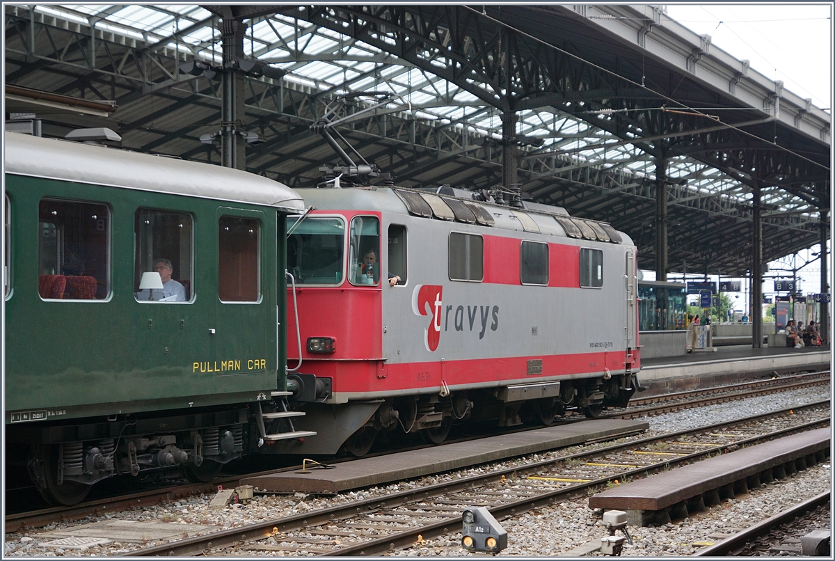 Am Schluss des Zuges geht es  gem�tlich  zu; die schiebende TRAVYS Re 4/4 II bringt zudem etwas Farbe in den grauen Tag.
24. Juni 2017