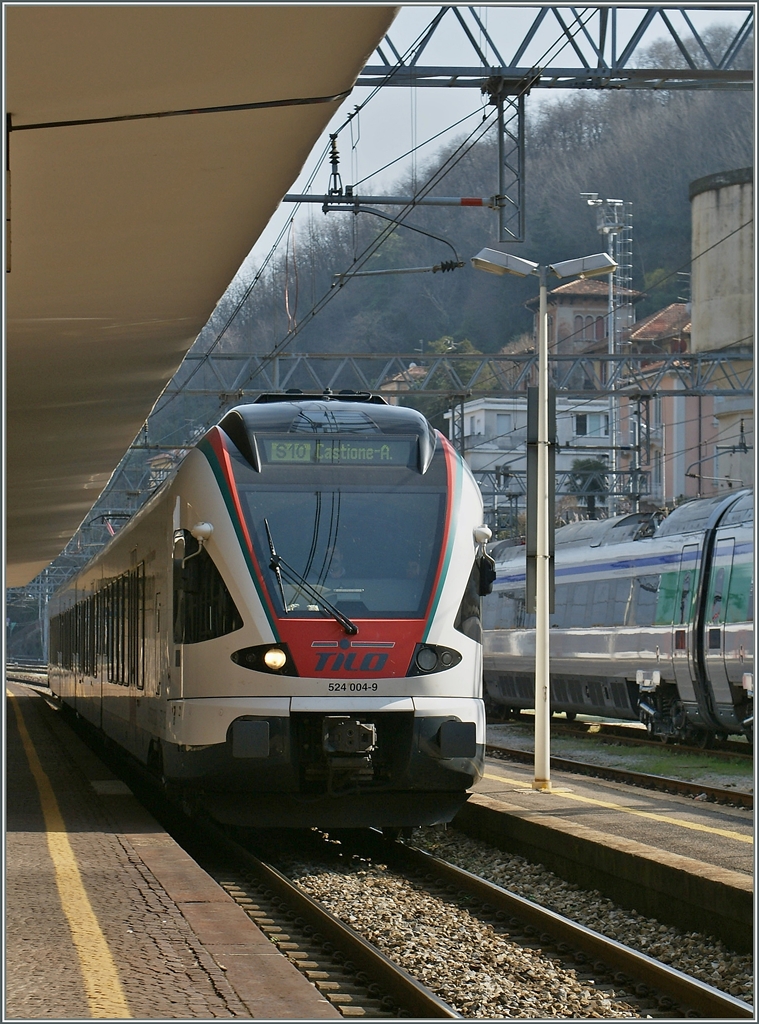 Anf�nglich wiesen die TILO RABe 524 noch eine passende, gr�ne Zierlinie zwischen der roten und weisen Farbe auf. 
Como, den 23. M�rz 2011