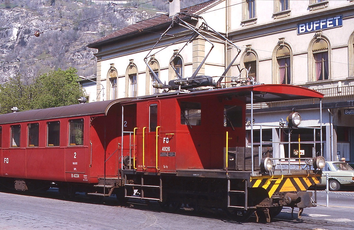 Auch ein Rangiertraktor ist ein Foto wert, hier FO Te 2/2 4962 im Fr�hjahr 1981 auf dem Bahnhofsvorplatz von Brig