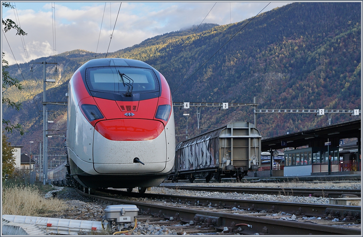 Auch wenn er nicht gerade geschickt steht, freute ich mich, den schönen Giruno sehen und fotografieren zu dürfen. Der RABe 501 002 (UIC 93 85 0 501 002-6 CH-SBB) steht in Martigny, wohl für Testfahrten zwischen Martigny und Sion.
30. Okt. 2017