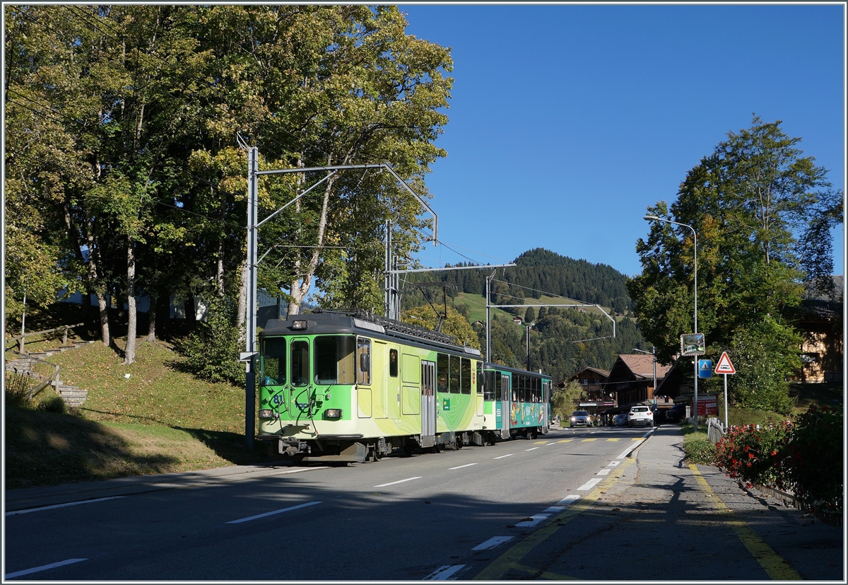 Auf dem Abschnitt von Villars sur Ollon bis Gryon verläuft das Trasse der BVB auf oder unmittelbar neben der Strasse, wie hier in La Barboleuse mit dem nach Bex fahrenden BDeh 4/4 81 mit Bt.

11. Okt. 2021