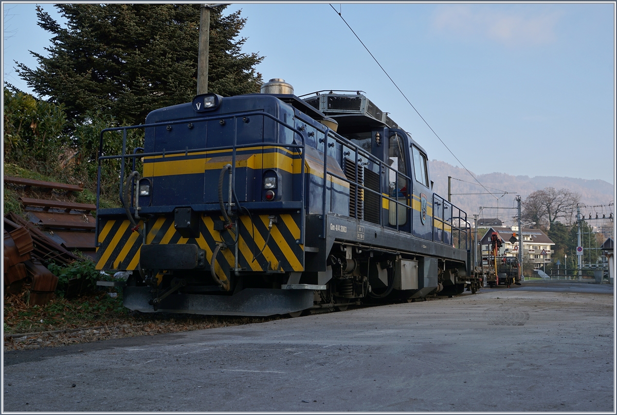 Auf dem letzten Stück der strecke welche früher nach Châtel St-Denis weiterführte ist in St-Légier Gare die MOB Gm 4/4 2003 abgestellt. 
15. Dez. 2016