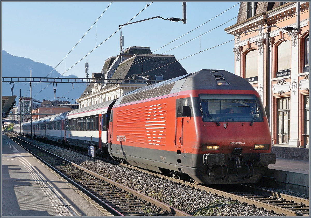 Auf den ersten Blick ein belangloses Bild einer RE 460 mit einem IR90 in Montreux; erst der zweite, genauere Blick offenbart das Besonderes: Die Lok, die Re 460 066-4, kam schon weit herum, bzw. war zu Testfahrten in Norwegen, was die NSB und wohl in der Folge auch die VR dazu bewogen,  Lokomotiven 2000  zu bestellen. Gleich nach der Lok noch einer weitere Besonderheit: ein frisch revidierter EW IV in den neuen Farben.

11. April 2020