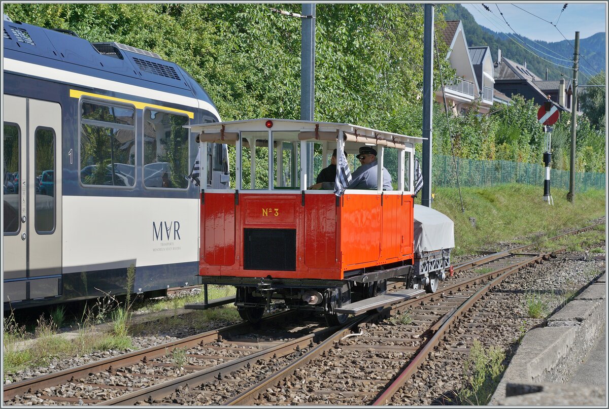 Autour de la voie ferrée / Rund um die eiserne Bahn (Herbstevent 2024) - Der kleine Star des Tages die Dm 2/2 N° 3  Le Biniou  des Réseau Breton (RB) in Blonay. 
Doch das (vor einem halben Jahr gemachte) Bild gibt mir einige Rätsel auf. Der Dm 2/23 zeigt ein Schlusslich, die Ausfahrweiche jedoch steht  falsch  und auch das Ausfahrsignal zeigt keine freie Fahrt. 
Deshalb belasse ich es beim Text: Die Dm 2/2 N°3  Le Biniou  in Blonay. 

7. Sept. 2024