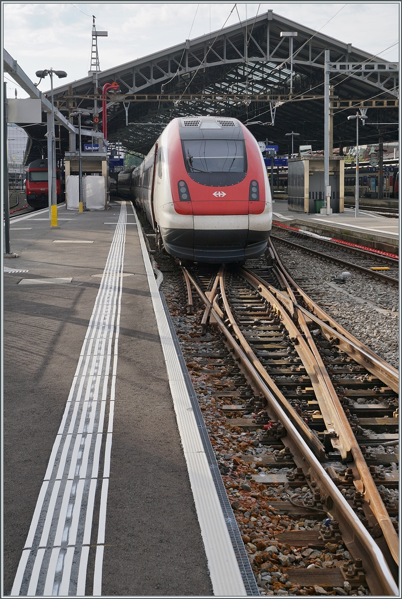 Bahnhofsumbau in Lausanne, insbesondere werden die Bahnstiege verlängert, was jedoch in der Übergangzeit zu eingeschränkten Betriebsbedingen führt, wie diese  abgeschnitten  Weichenverbindung verdeutlicht am Gleis 4 verdeutlicht. 

4. Juli 2021
