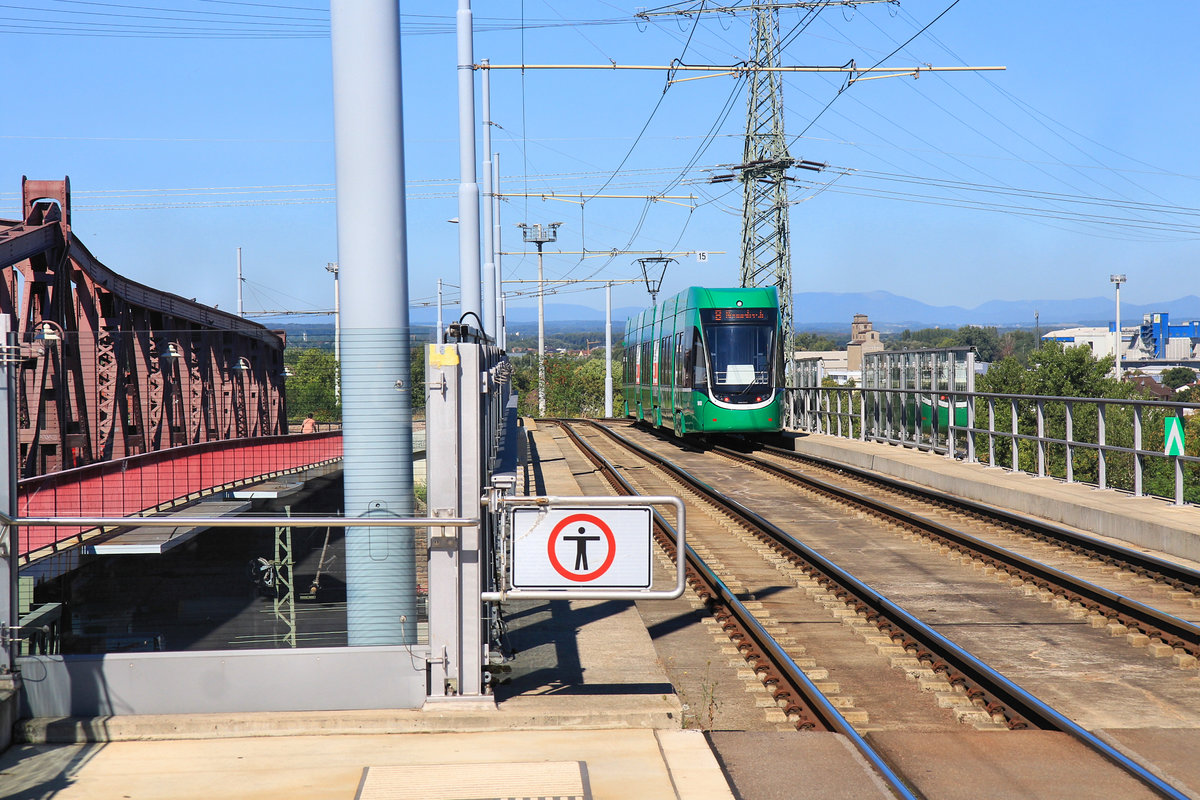 Basler Flexity Wagen 5013 hoch über den Gleisen der DB in Weil am Rhein, Deutschland, mit schönem Blick bis zu den Vogesen. 20.August 2020 