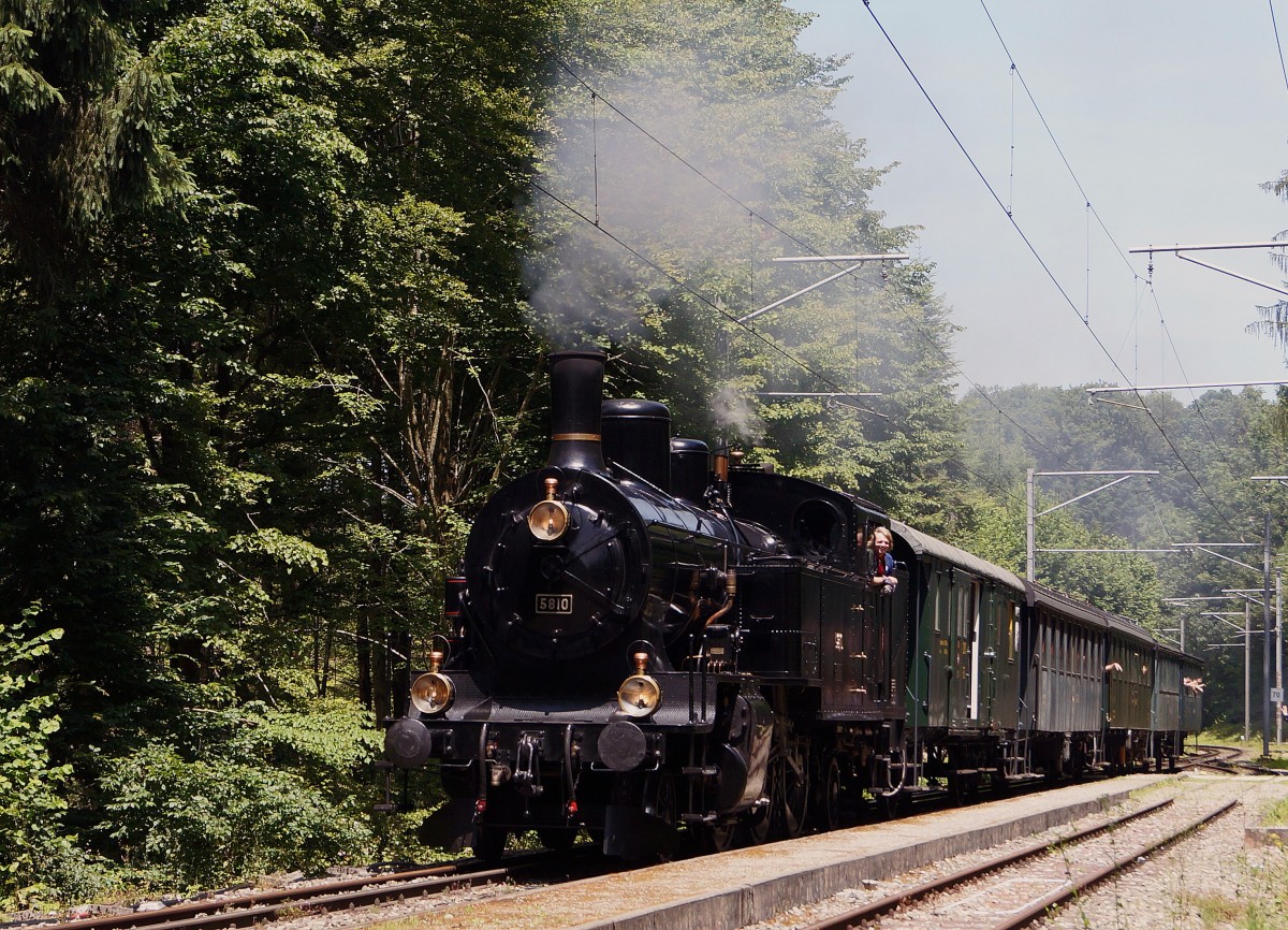 BDWM/DVZO/DBB: Ueber das Wochenende vom 26. bis 28. Juni 2015 verabschiedete sich die BDWM nach 140 Jahren vom Anschluss an das Europäische Normalspurnetz, weil durch die Aufhebung des Güterverkehrs auf normaler und schmaler Spur das Dreischienengeleise zwischen Wohlen und Bremgarten West nutzlos geworden ist. Mit dem WESCHTFÄSCHT und vielen Sonderfahrten nahmen Schüler und eine grosse Anzahl Festbesucher Abschied vom Dreischienengeleise auf diesem reizenden Streckenabschnitt. DVZO-Dampfzug mit der DBB Eb 3/5 5810 bei der Stationsdurchfahrt Ermannlistein am 26. Juni 2015.
Foto: Walter Ruetsch  