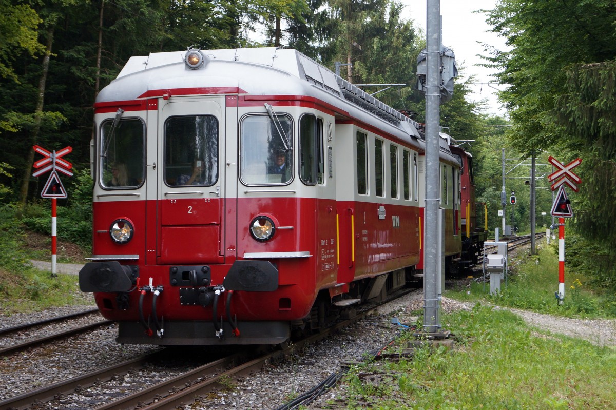BDWM/DVZO/DBB/DSF: Ueber das Wochenende vom 26. bis 28. Juni 2015 verabschiedete sich die BDWM nach 140 Jahren vom Anschluss an das Europäische Normalspurnetz, weil durch die Aufhebung des Güterverkehrs auf normaler und schmaler Spur das Dreischienengeleise zwischen Wohlen und Bremgarten West nutzlos geworden ist. Mit dem WESCHTFÄSCHT und vielen Sonderfahrten nahmen Schüler und eine grosse Anzahl Festbesucher Abschied vom Dreischienengeleise auf diesem reizenden Streckenabschnitt. DSF Normalspur-Sonderzug bestehend aus dem BDe 4/4 2, ehemals WM und der Em 3/3 18822, ehemals SBB auf der Fahrt nach Bremgarten West am 27. Juni 2015.
Foto: Walter Ruetsch 