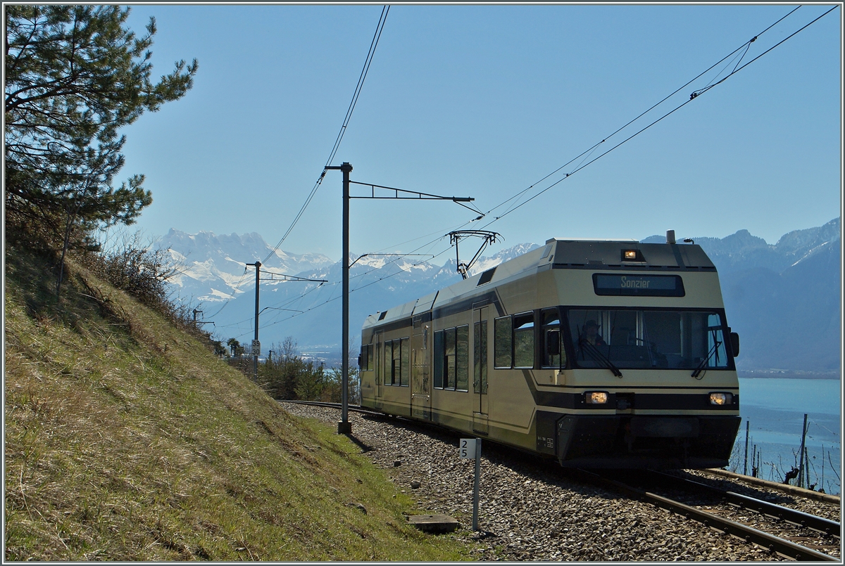 Bei Kilometer 2.5 konnte ich kurz vor Les Planches diesen CEV GTW 2/6 auf der Fahrt nach Sonzier fotogarfieren.
6. April 2015