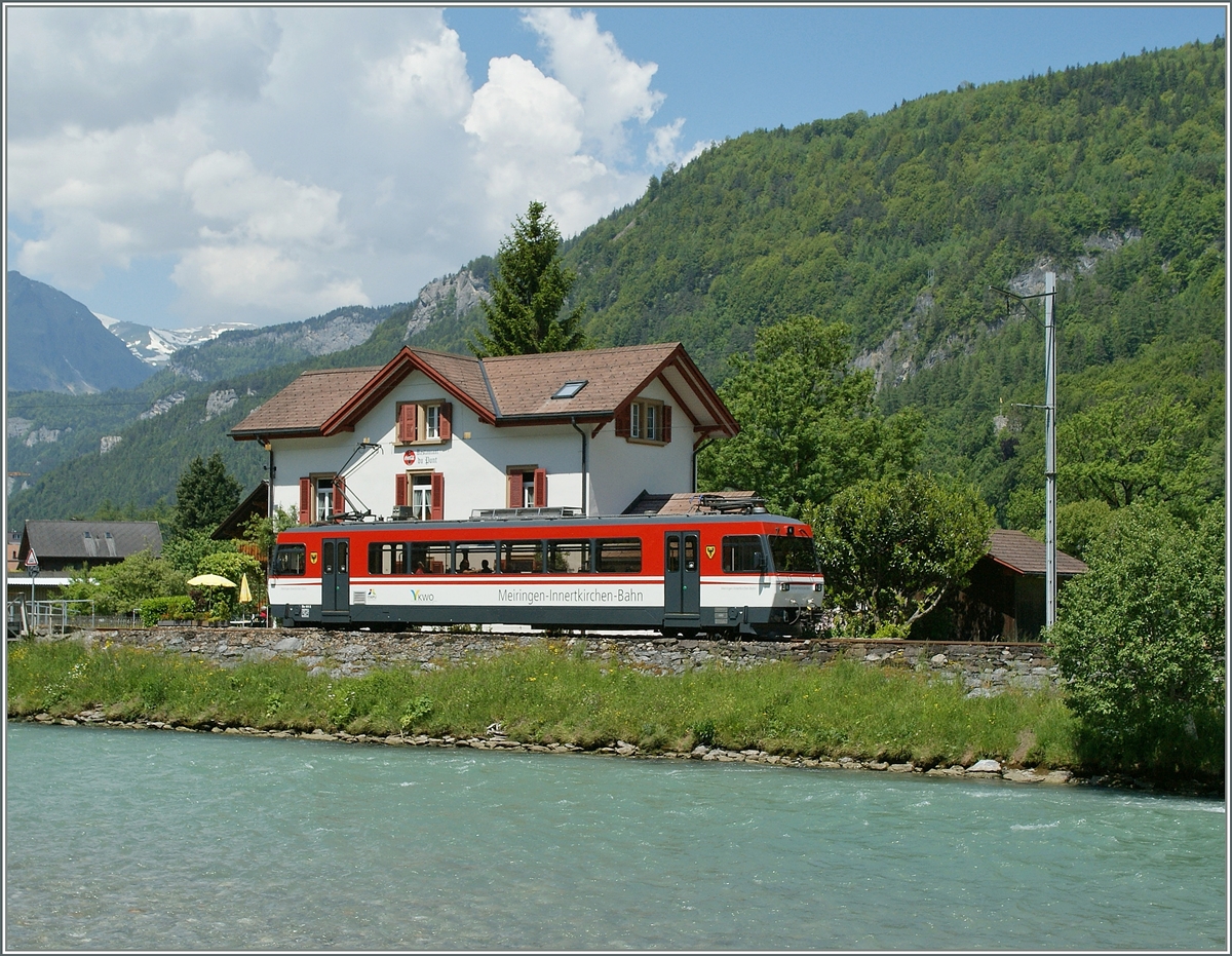 Bei der Station Aareschlucht West fährt dieser MIB Regionalzug der Aare entlang.
7. Juni 2013
