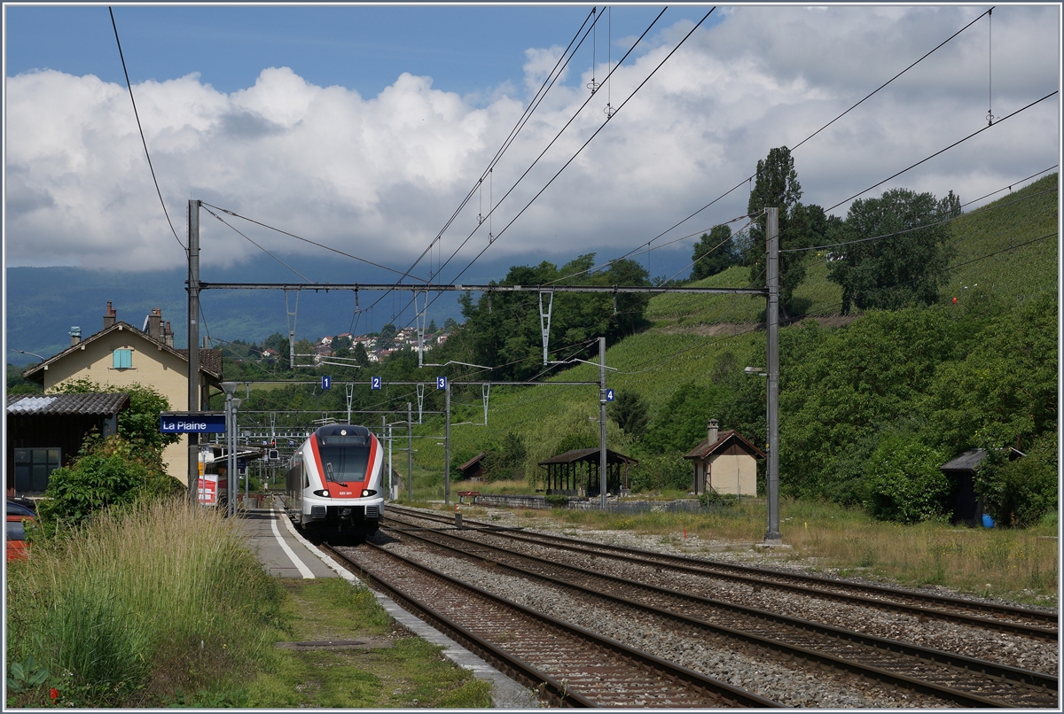 Bei der Umstellung der Stecke Genève - Bellegarde von Gleich- auf Wechselstrom wurden in La Plaine die Gleichstrommaste und Träger für die Wechselstromfahrleitung genutzt, so dass auf den ersten flüchtigen Blick die Änderung kaum auffällt, der zweite Blick aber zeig doch kleine Unterschiede statt  Tilo -Flirts (RABe 524) verkehren nun Flirt  France  (RABe 522) und die SNCF Signale sind SBB Signalen gewichen.
20. Juni 2016