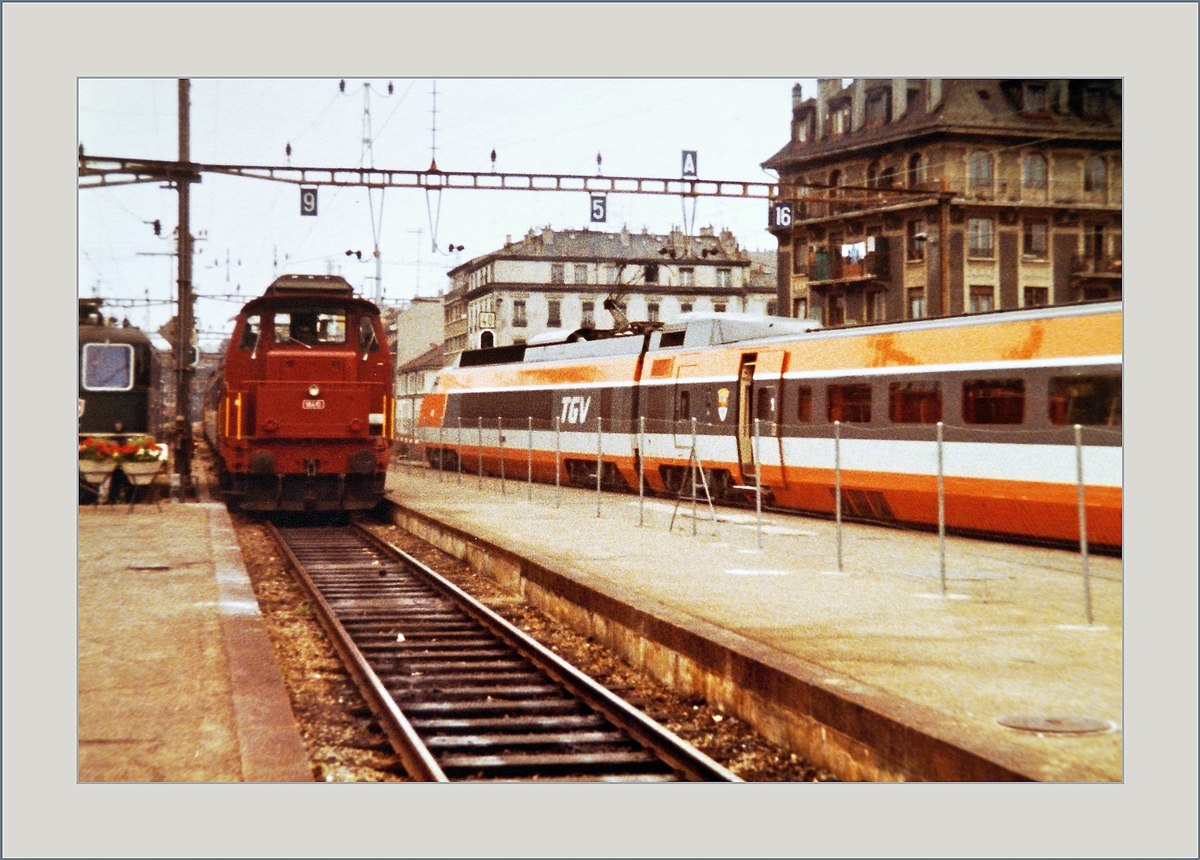 Beim Ausfall der Gleichstrompendelzüge standen Laufe der Jahre verschieden Triebfahrzeuge von SNCF und SBB im Einsatz. Neuerdings wurde sogar ein Personenwagen mit einem Pantographen ausgerüstet um bei der Traktion durch eine Diesellok (ohne Heizleitung) den Strom aus der Heizleitung beziehen zu können.

Im Bild die Regionalzüge 4018 und 4019 von und nach La Plaine beim Wenden in Genève mit der Bm 4/4 18410 Seite Genève und einer weiteren Seite La Plaine. 17. Juni 1983