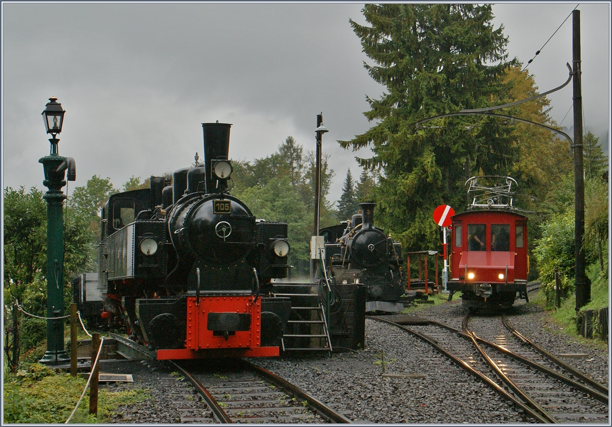 Beim gelungenen 50 Jahre Jubiläum der Blonay Chamby (1966 - 2016) spielten die Dampflokomotiven nur eine Nebenrolle, um so mehr wurde mit Eisenbahnromatik vom Feinsten mit GFM/MOB/CEV Fahrzeuge geboten.
Angeheizte G 2x 2/2 105, die kalte HG 3/4 und der CEV Te 82 in Chaulin.
17. Sept. 2016