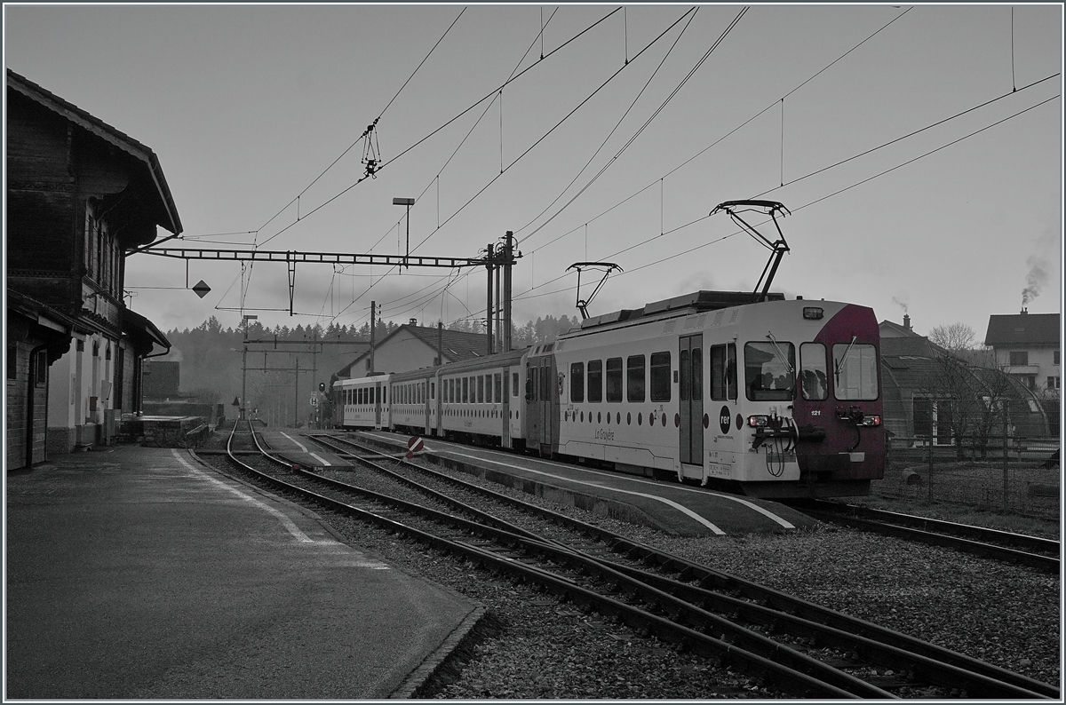 Bereits bei der Rückfahrt des Zugs als S 60 14955 hat sich der Nebel in Broc Village verzogen. Der Zug ist wie folgt formiert: (von hinten nach vorne) TPF Be 4/4 121, B 207, B209 und ABt 221.

26. Nov. 2020