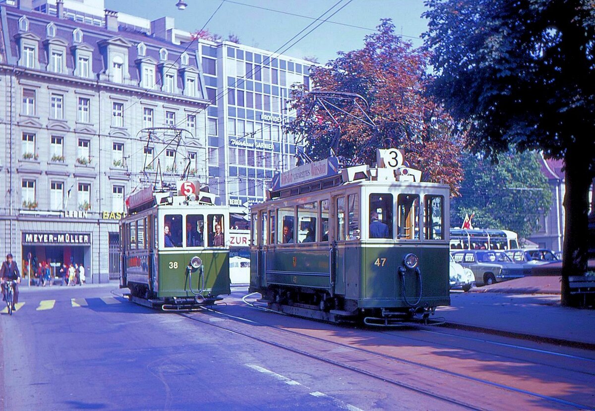 Berner Be 2/2 als Regelkurse am 28.September 1969: Kreuzung der Wagen 38 und 47 am Hirschengraben. (38 trägt nach dem Unfall 1959 eigentlich den Wagenkasten der ehemaligen Nr. 42) 