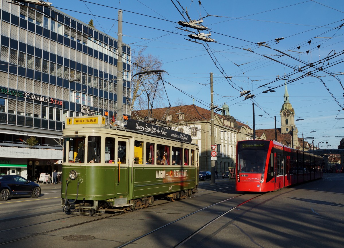 Bernmobil: Das Weihnachtstram war vom 4. Dezember bis zum 20. Dezember 2015 an den Tagen Mittwoch, Donnerstag, Freitag und Samstag in der Stadt Bern unterwegs. Ab der Haltestelle Schwanengasse wurden die Endhaltestellen Guisanplatz und Ostring angefahren. Als M�RLITRAM weihn�chtlich geschm�ckt wurde der Be 4/4 145 (1935). Wegen grossem Andrang musste am Samstag den 19. Dezember 2015 f�r zus�tzliche Fahrten das Restaurant Tram BRe 4/4 647, ebenfalls aus dem Jahre 1935, eingesetzt werden. Es freute viele Kinder sehr, dass das M�RLITRAM auch diesen Dezember unterwegs war. Die f�nf Aufnahmen entstanden am 19. Dezember 2015 in Bern.
Foto: Walter Ruetsch