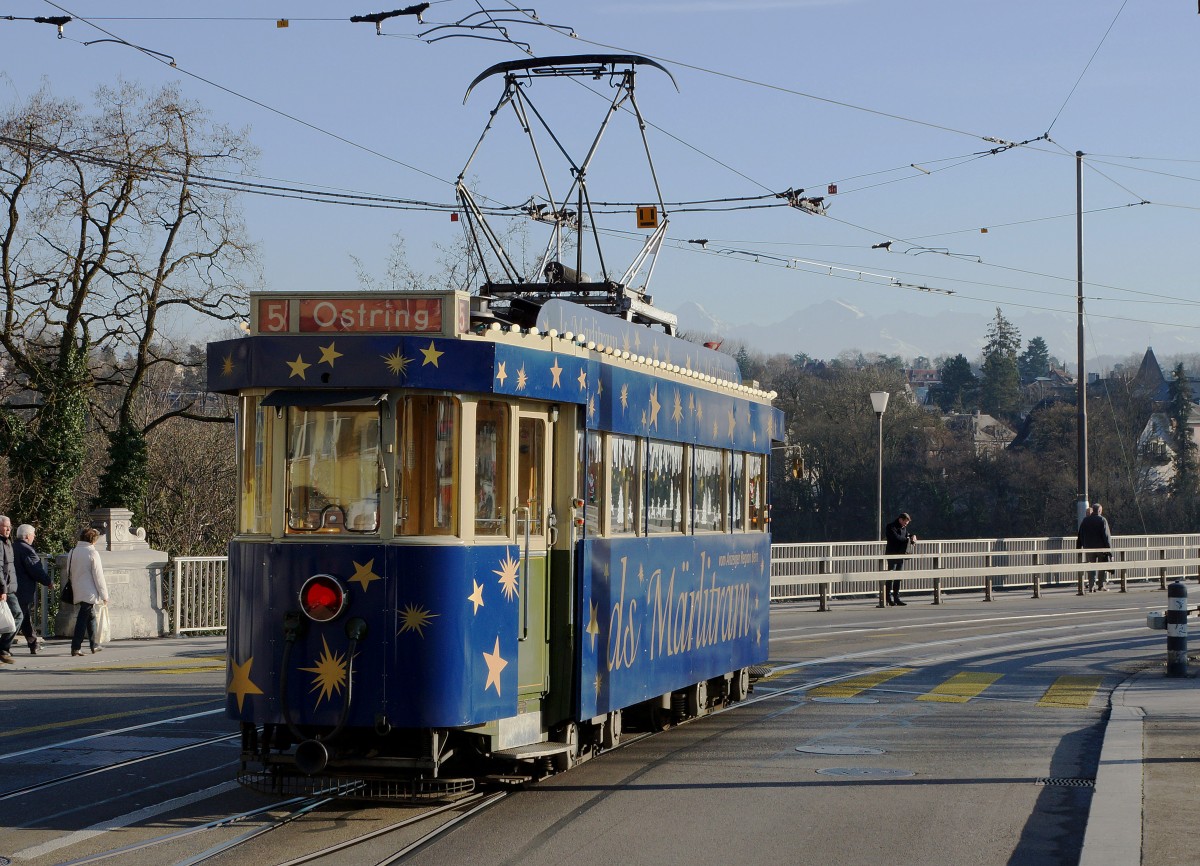 Bernmobil: Das Weihnachtstram war vom 4. Dezember bis zum 20. Dezember 2015 an den Tagen Mittwoch, Donnerstag, Freitag und Samstag in der Stadt Bern unterwegs. Ab der Haltestelle Schwanengasse wurden die Endhaltestellen Guisanplatz und Ostring angefahren. Als MÄRLITRAM weihnächtlich geschmückt wurde der Be 4/4 145 (1935). Wegen grossem Andrang musste am Samstag den 19. Dezember 2015 für zusätzliche Fahrten das Restaurant Tram BRe 4/4 647, ebenfalls aus dem Jahre 1935, eingesetzt werden. Es freute viele Kinder sehr, dass das MÄRLITRAM auch diesen Dezember unterwegs war. Die fünf Aufnahmen entstanden am 19. Dezember 2015 in Bern.
Foto: Walter Ruetsch