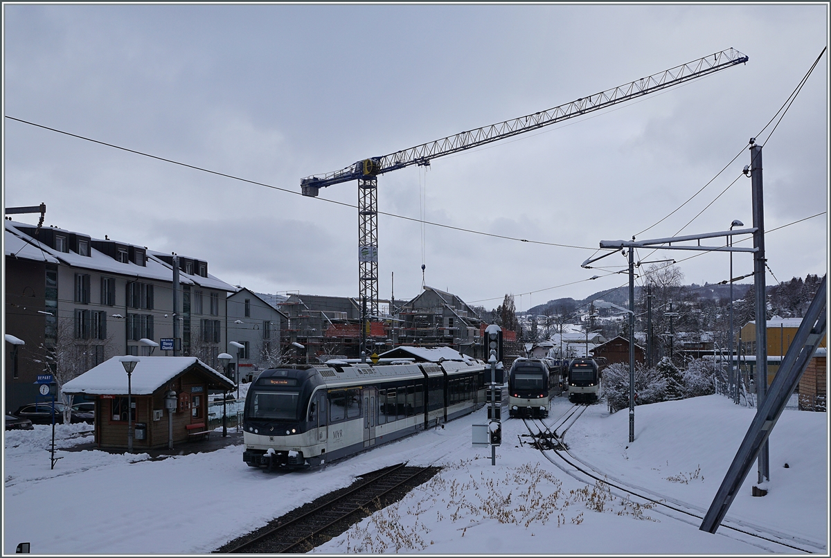 Blonay, mit Zügen Vevey - Les Pléiades und in der Gegenrichtung sowie ein weiterer, abgestellter ABeh 2/6. 

25. Jan. 2021