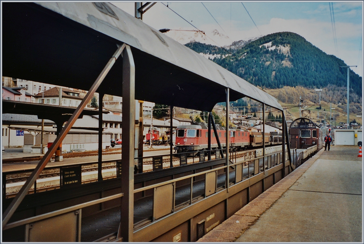 BLS Autoverlad Göschenen - Airolo. Lange Jahre, bis zu Eröffnung des Gotthard Strassentunnels 1981 betrieben die SBB einen Autoverlad durch den Gotthardtunnel. Als dann im Herbst 2001 nach einem Unfall den Strassentunnel für gut zwei Monate gesperrt werden musste, zog die BLS einen Autoverlad auf. 

Leere Autozüge: links im Transit von Italien nach Deutschland und Bildbestimmend der BLS Autozug Airolo Göschenen
. 
Analogbilder vom 16. bzw. 21. November 2001 
