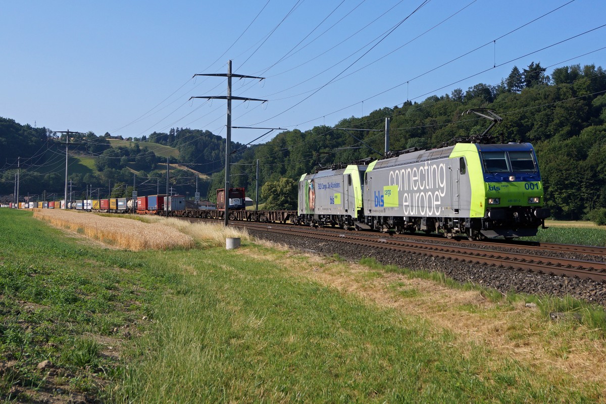 BLS: Die Doppeltraktion mit 485 001-2 und einer 486, unterwegs bei Heimiswil am 14. Juli 2015, brachte LKW-Auflieger vom Süden in den Norden.
Foto: Walter Ruetsch

 