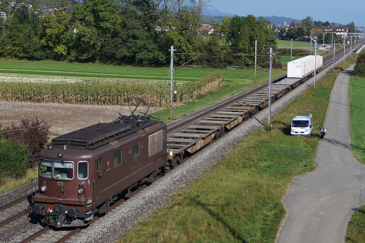 BLS: Einmal aus einer anderen Perspektive aufgenommen wurde die Re 4/4 173 zwischen Selzach und Bettlach am 2. Oktober 2014.
Foto: Walter Ruetsch 