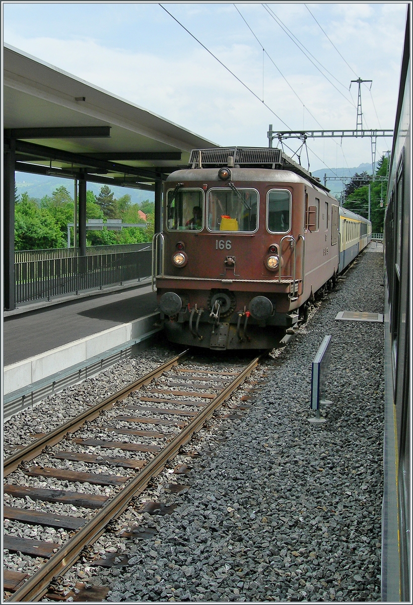 BLS Re 4/4 166 - 173, ab 1970; die BLS Re 4/4 166  Aeschi   kreuzt in Därstetten  unseren  RE Zweisimmen - Interlaken mit ihrem Gegenzug. 

22. Mai 2008