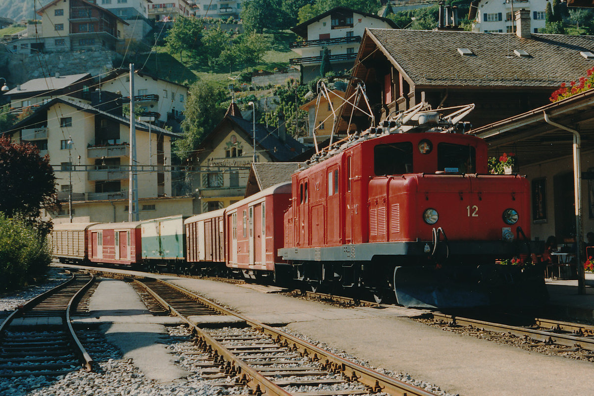 BVZ: Güterzug mit der HGe 4/4 12 bei einem Zwischenhalt in Stalden-Saas im Oktober 1987.
Foto: Walter Ruetsch