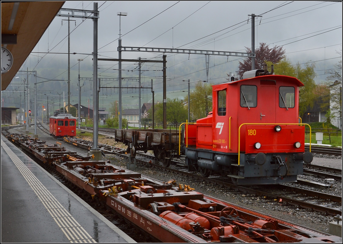 Chemins de fer de Jura (CJ). Tm<sup>III</sup> 180 der CJ steht arbeitsbereit an der Rollschemelanlage in Glovelier. April 2016.