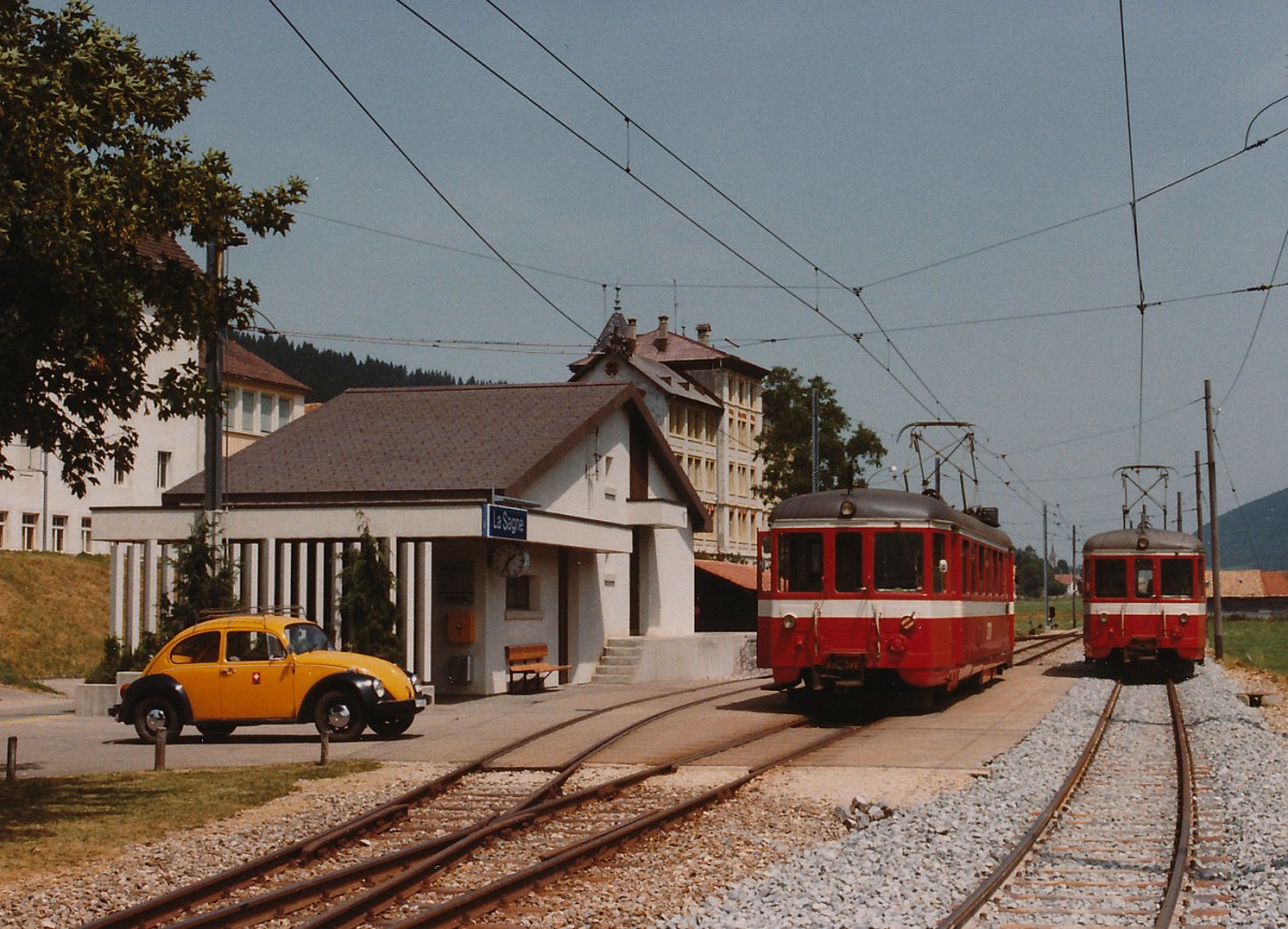 CMN/TRN: An einem sch�nen Tag im August 1983 wurde die einzige Zugskreuzung des Tages, die damals nur an den Werktagen in La Sagne stattfand, verewigt. Die Triebwagen BDe 4/4 2 und BDe 4/4 3 (1950) im Einsatz auf der Strecke La Chaux-de-Fonds - Les Ponts-de-Martel.
Foto: Walter Ruetsch 