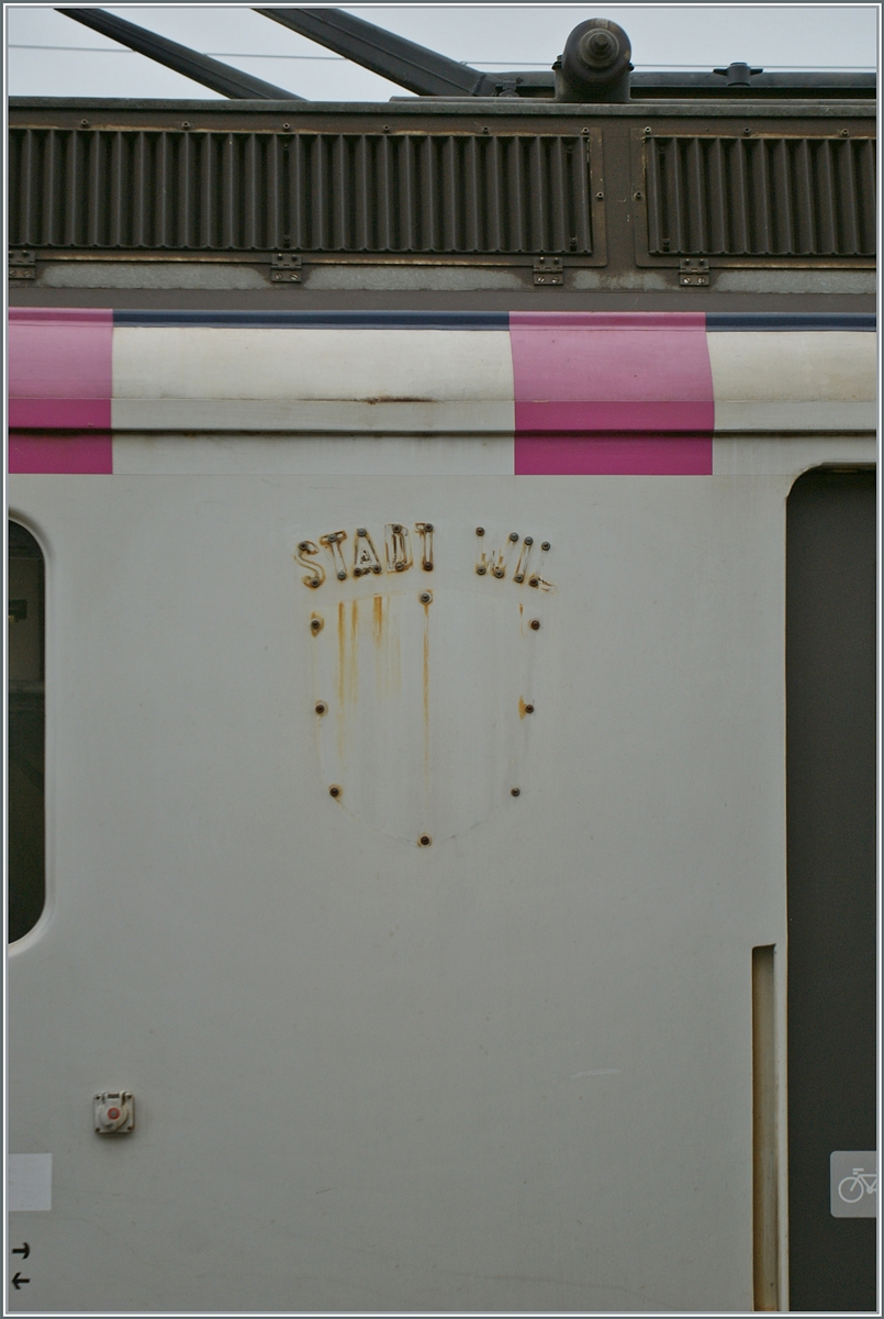 Da zierte einmal das Wappen der Stadt WIL den ABDe 537 176-0 ...

Romont, den 27. Mai 2011  