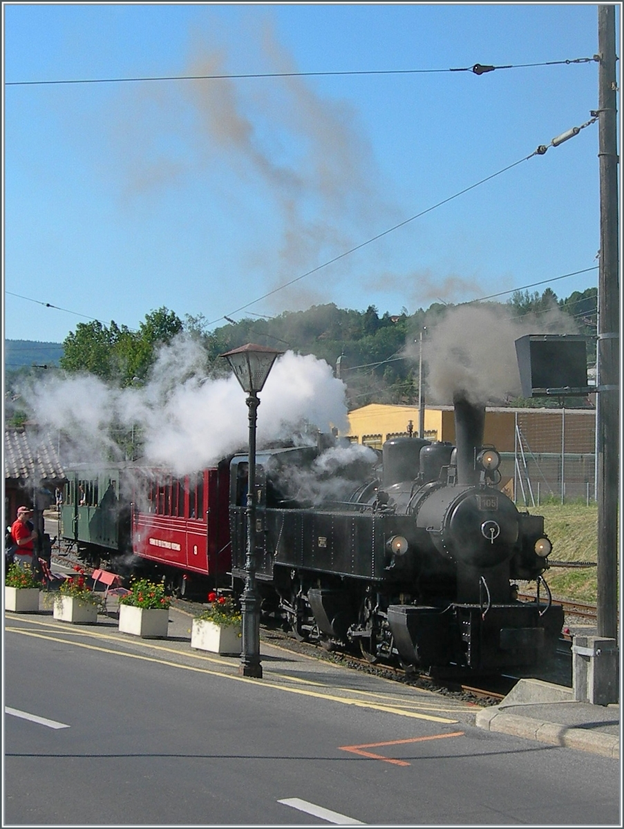 Dampffestival 2006 der Blonay-Chamby Bahn: Damals zeigte sich die SEG G 2x 2/2 N° 105 der Blonay Chamby Bahn noch ganz in Schwarz und entsprach somit dem Farbschema der meisten schweizer Dampfloks.

Die Mallet Dampflok wartet mit ihrem Dampfzug in Blonay auf die Abfahrt nach Chaulin. 

4. Juni 2006