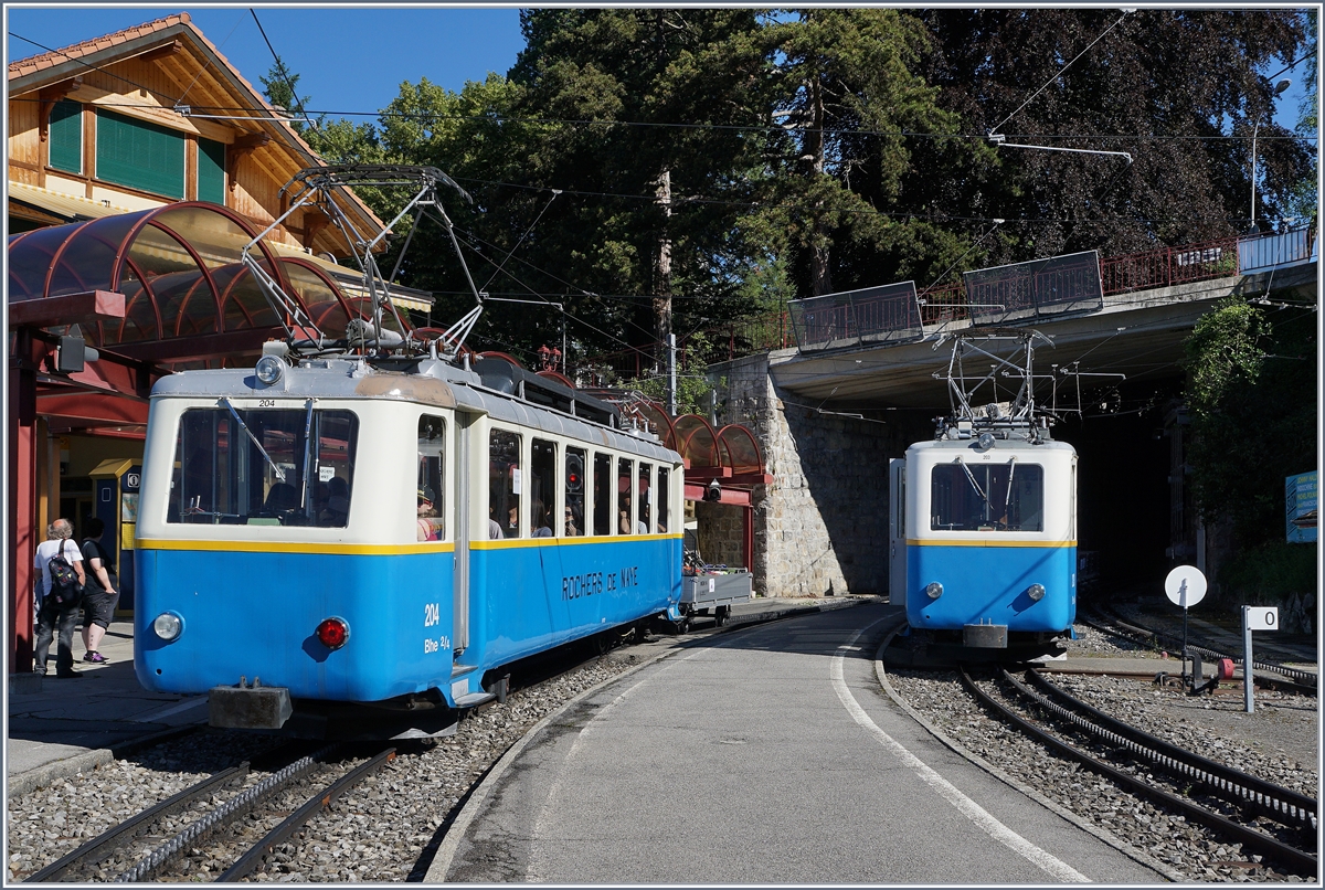 Dank dem  Rochers-De Naye  Lauf, dem ohnehin sonnigen Sonntag und der Werkstatt- Aufenthaltbedingten Abwesenheit des Bhe 4/8 305 waren an diesem 3. Juli alle drei noch vorhanden Bhe 2/4 im Einsatz: hier begegnen sich die Bhe 2/4 204 und 203 in Glion.
3.7.2016