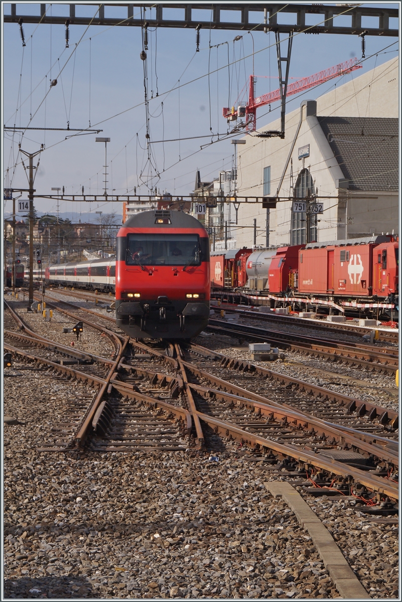 Das gleiche Bild in einem anderen Format, zeigt das der Zug wohl kommt, aber in keinster Weise dem Fotografen gefährden könnte. 
Der Fotostandpunkt befindet sich auf dem verlängerten Bahnsteig, einer Massnahme welcher die Gleisverbindung zum Gleis vier zum Opfer gefallen ist.

19. Februar 2021